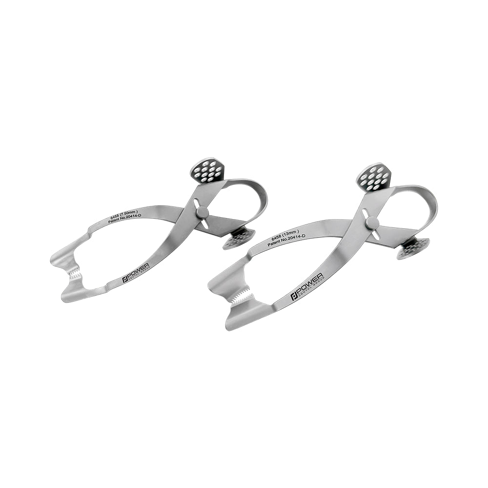 Power Flap Retractor Set – Self-Retaining retractors with 7.5 mm and 13 mm serrated blades, full angled view